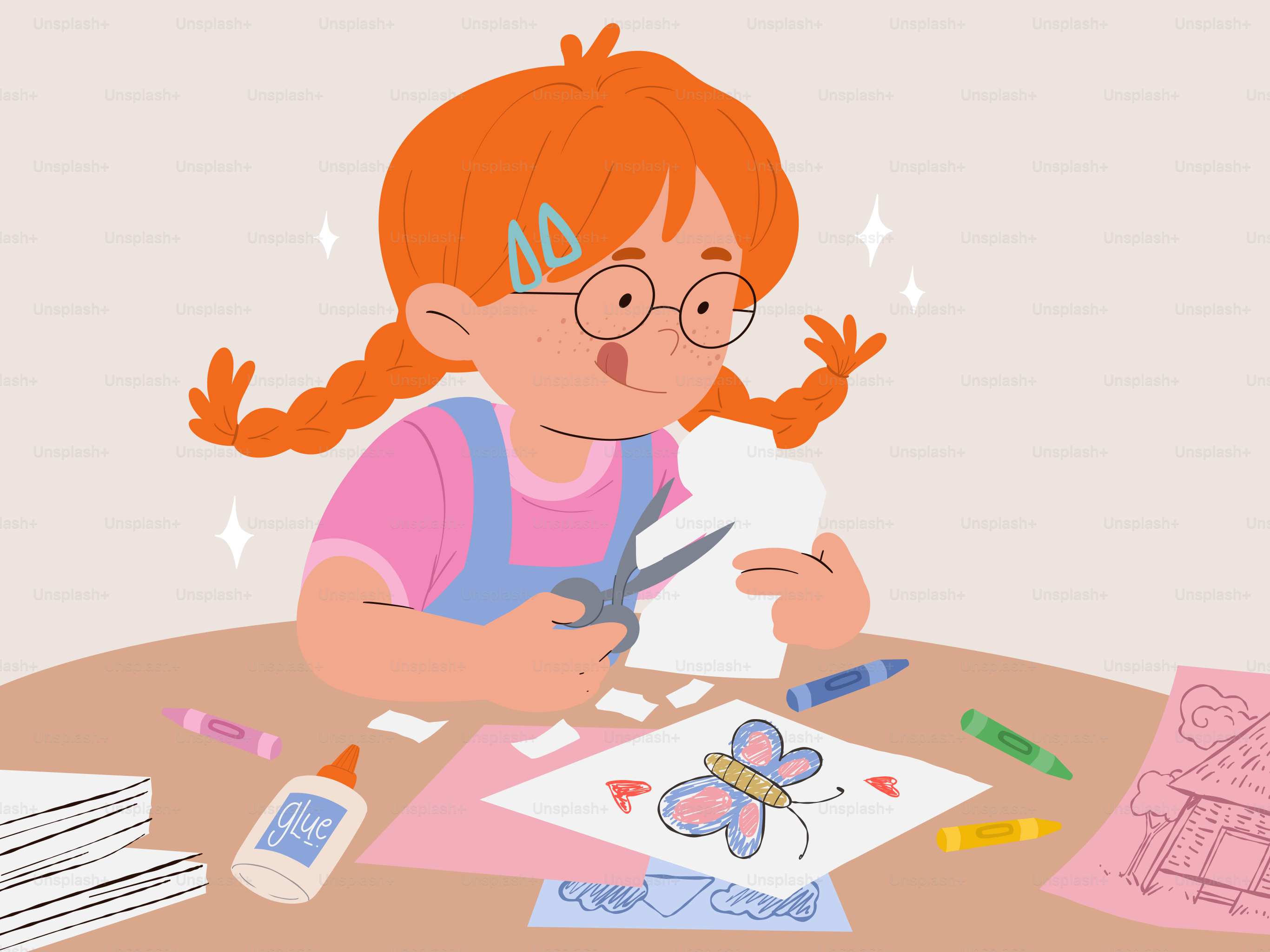 종이와 가위를 들고 탁자에 앉아 있는 어린 소녀