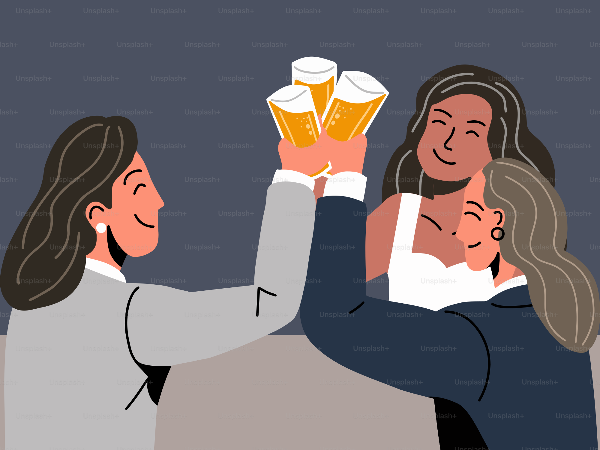 Una donna che tiene un bicchiere di birra mentre un'altra donna tiene un boccale