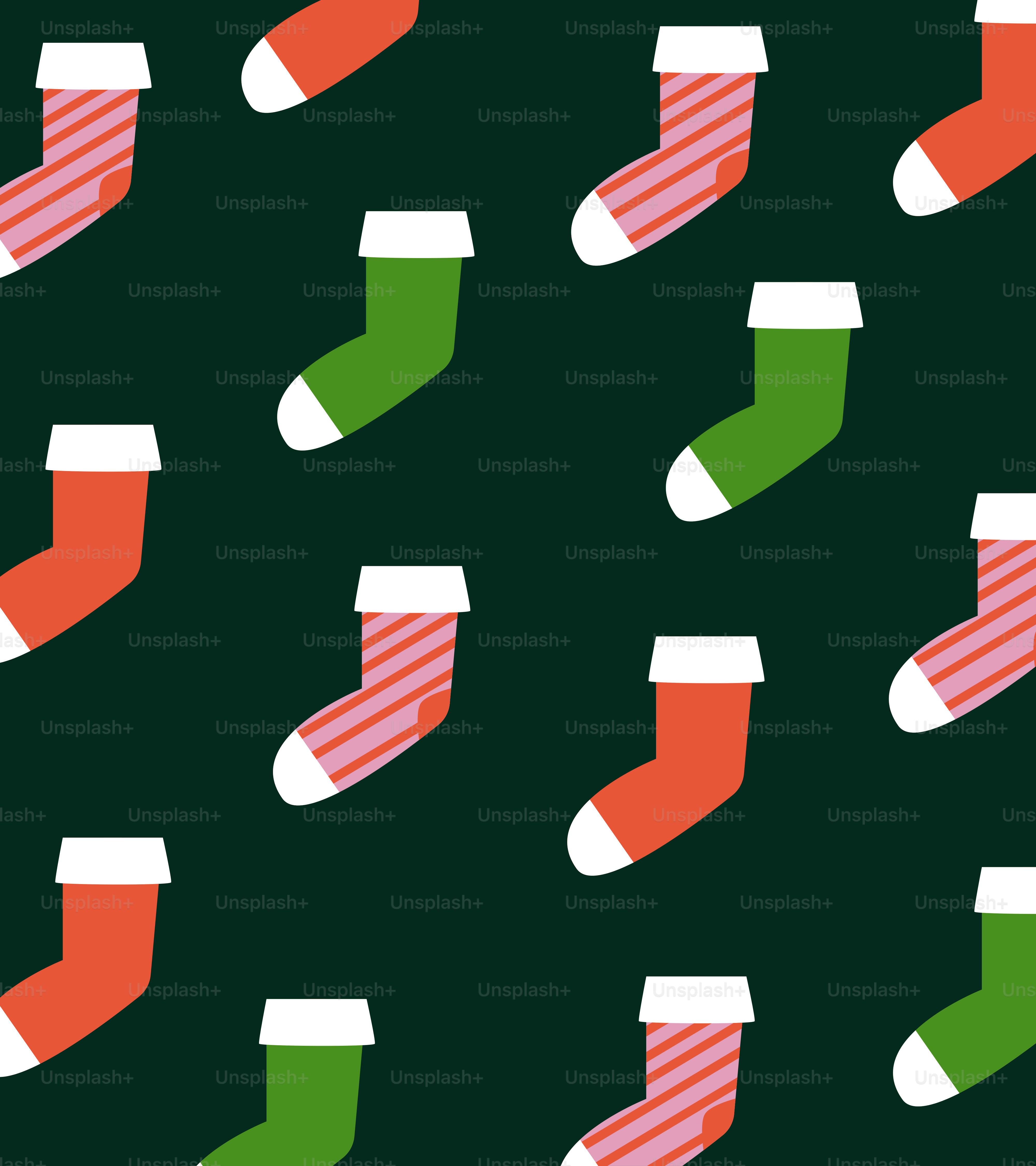 Ein Muster aus Weihnachtsstrümpfen auf grünem Hintergrund