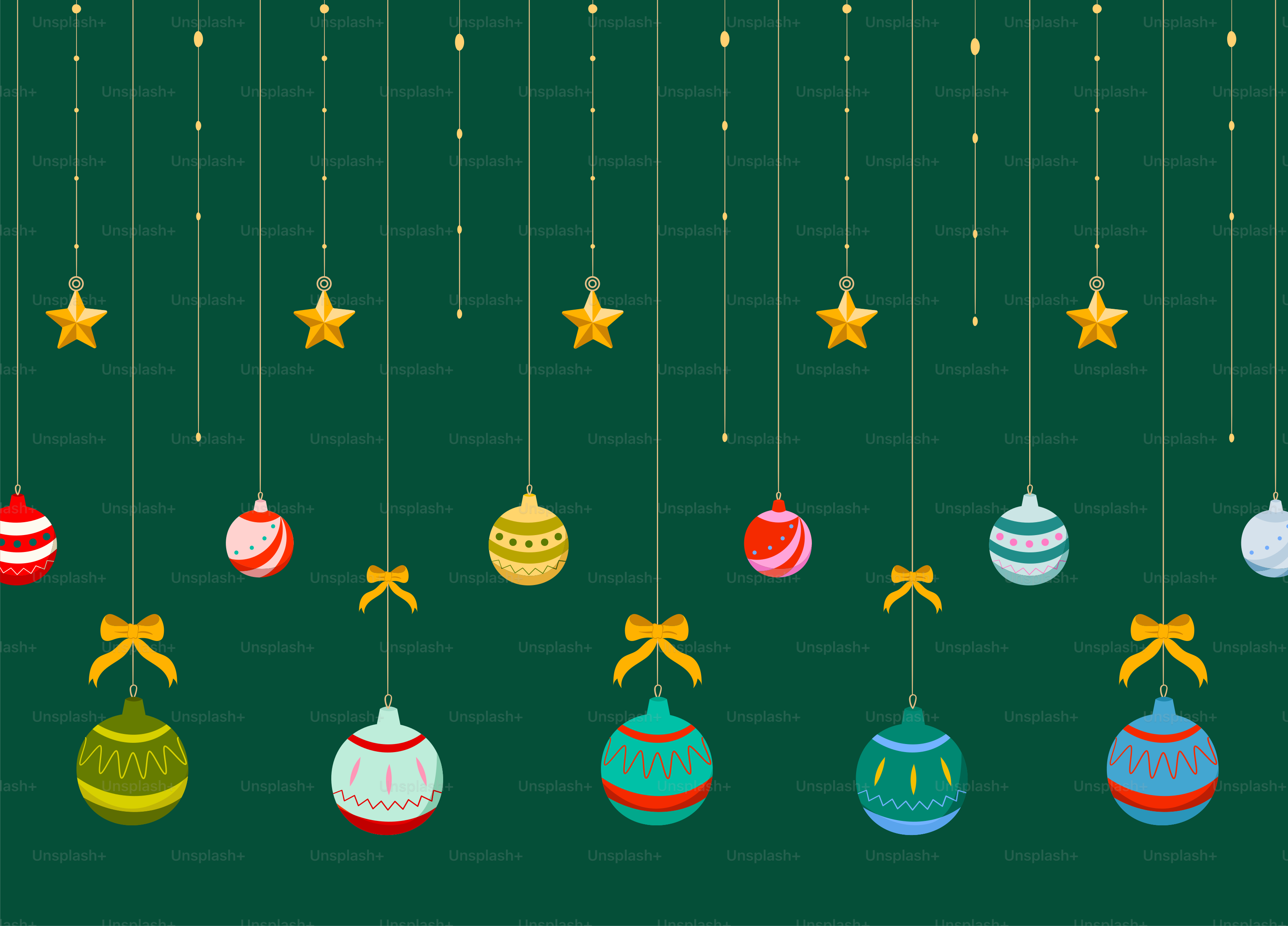 Un grupo de adornos navideños colgando de cuerdas