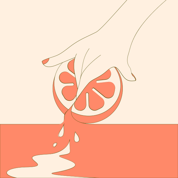 Una mano che stringe una fetta d'arancia in un liquido