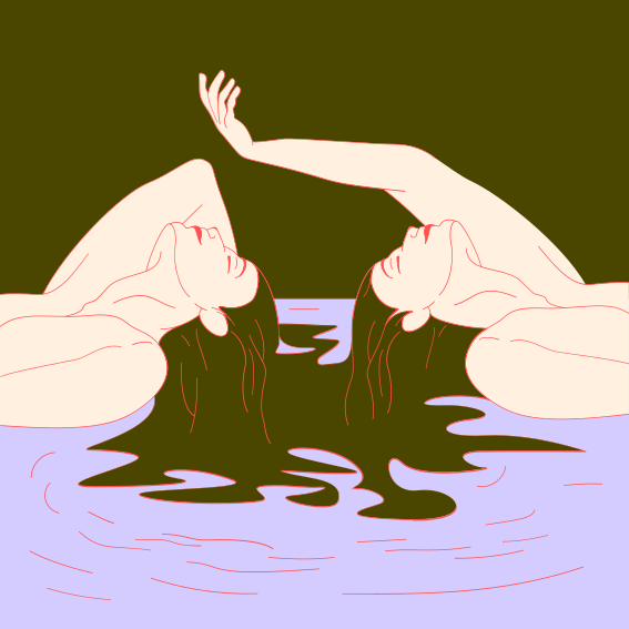 Una coppia di persone che galleggiano in uno specchio d'acqua