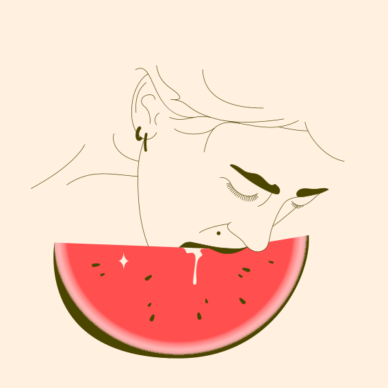 Una donna che mangia una fetta di anguria con gli occhi chiusi