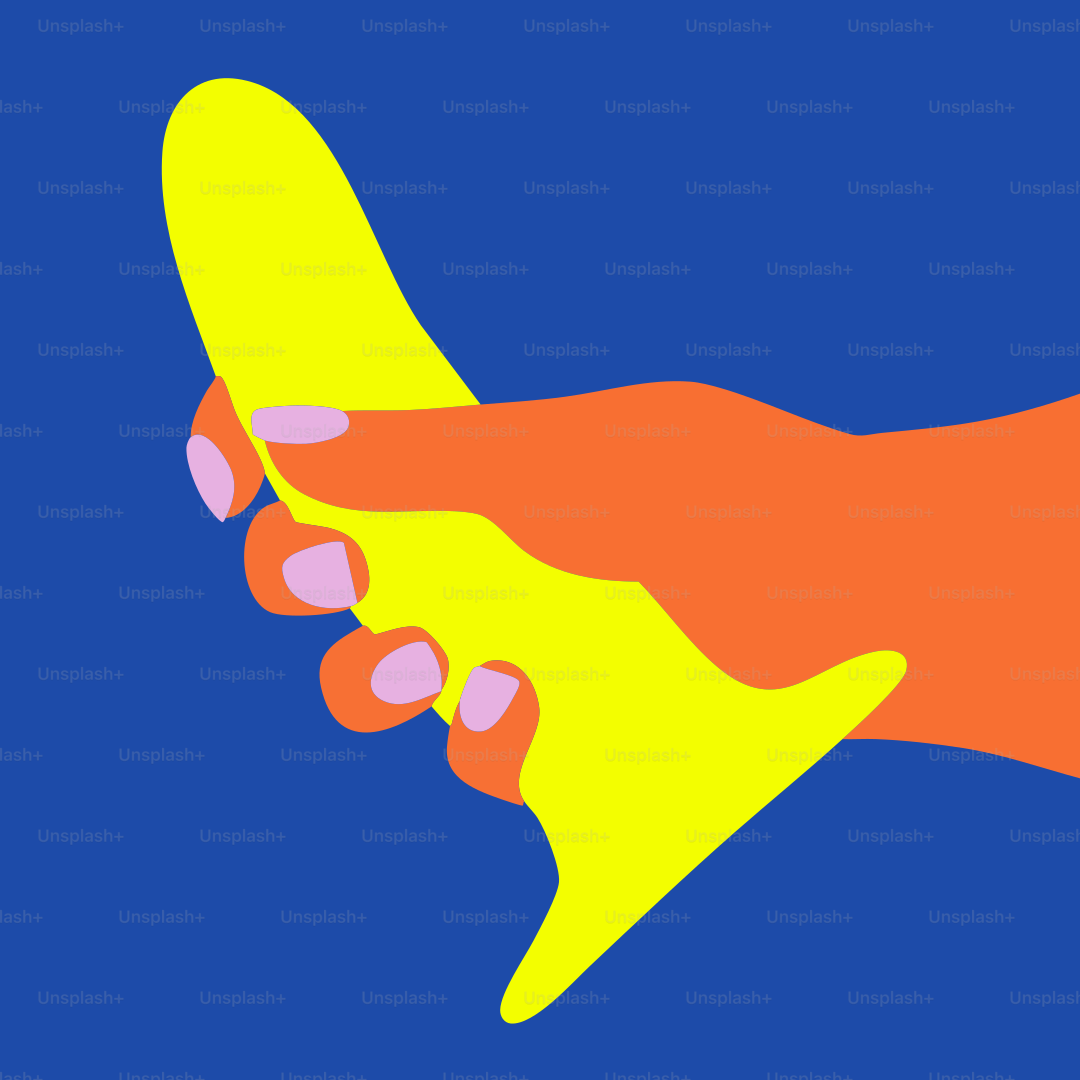 Un'immagine della mano di una persona che tiene un oggetto giallo