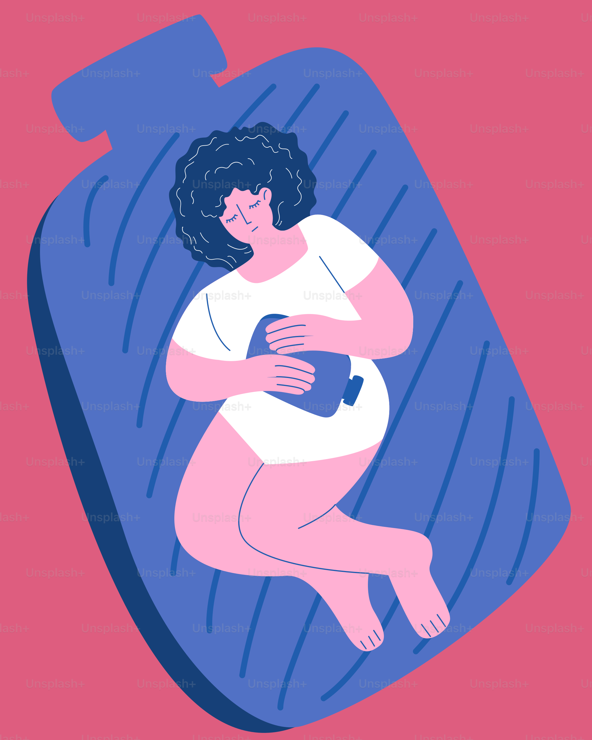 Eine Frau im weißen Hemd schläft auf einem blauen Kissen