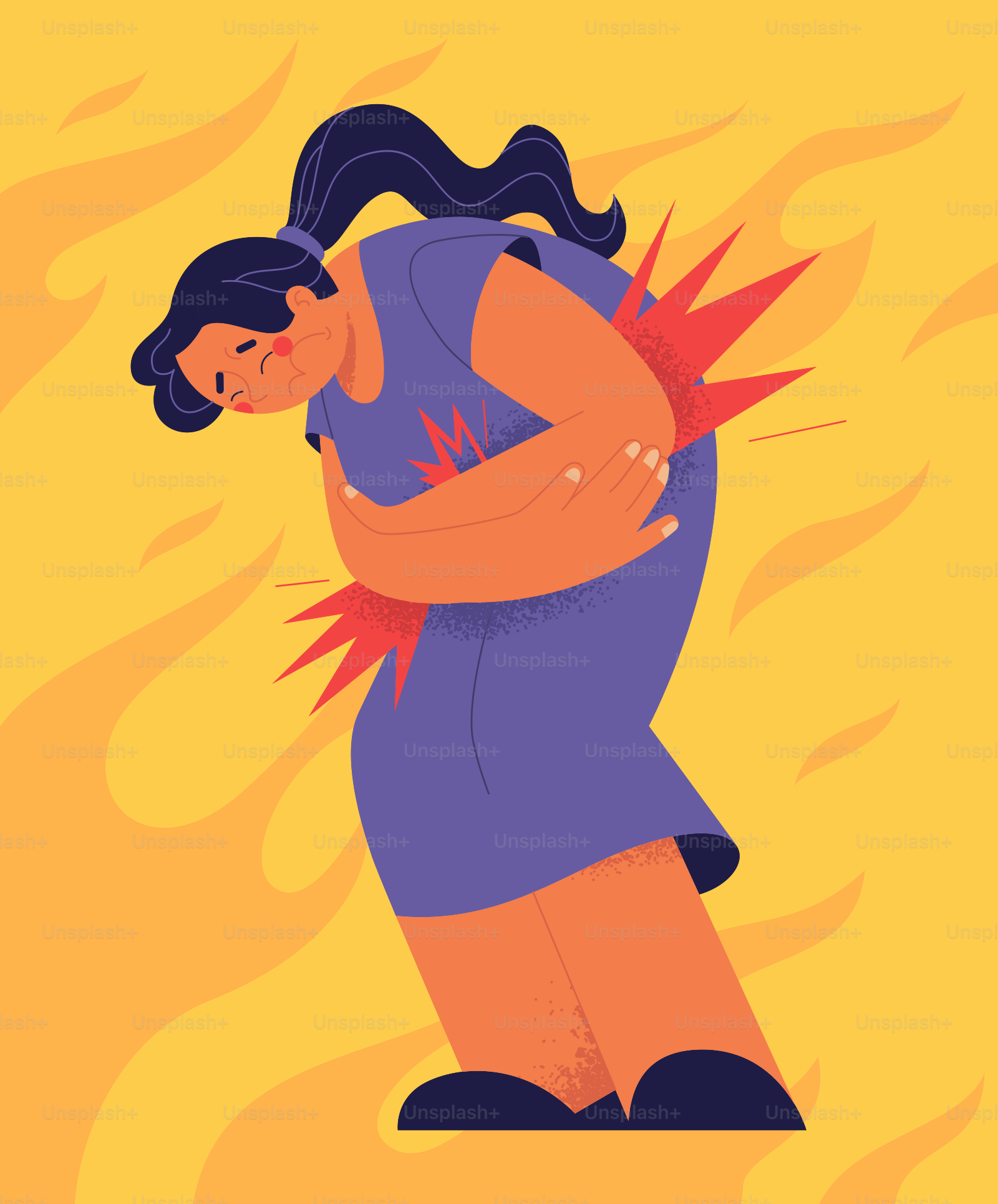 Une femme la retenant avec un feu derrière elle