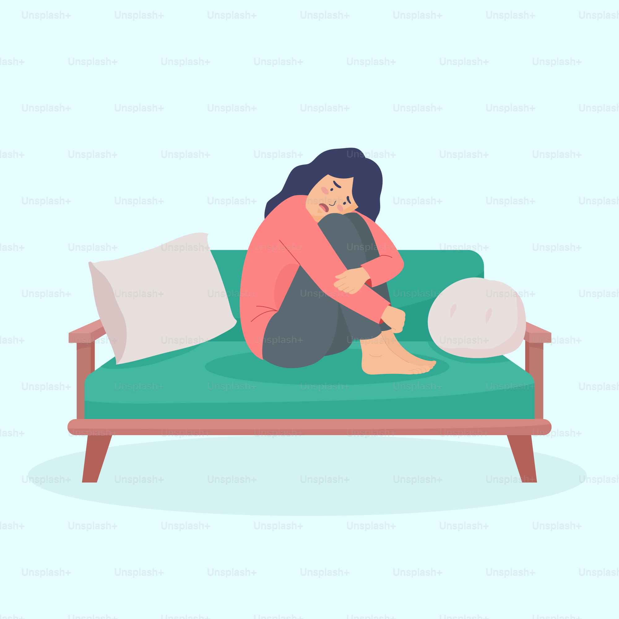 Eine Frau, die auf einem grünen Sofa mit Kissen sitzt