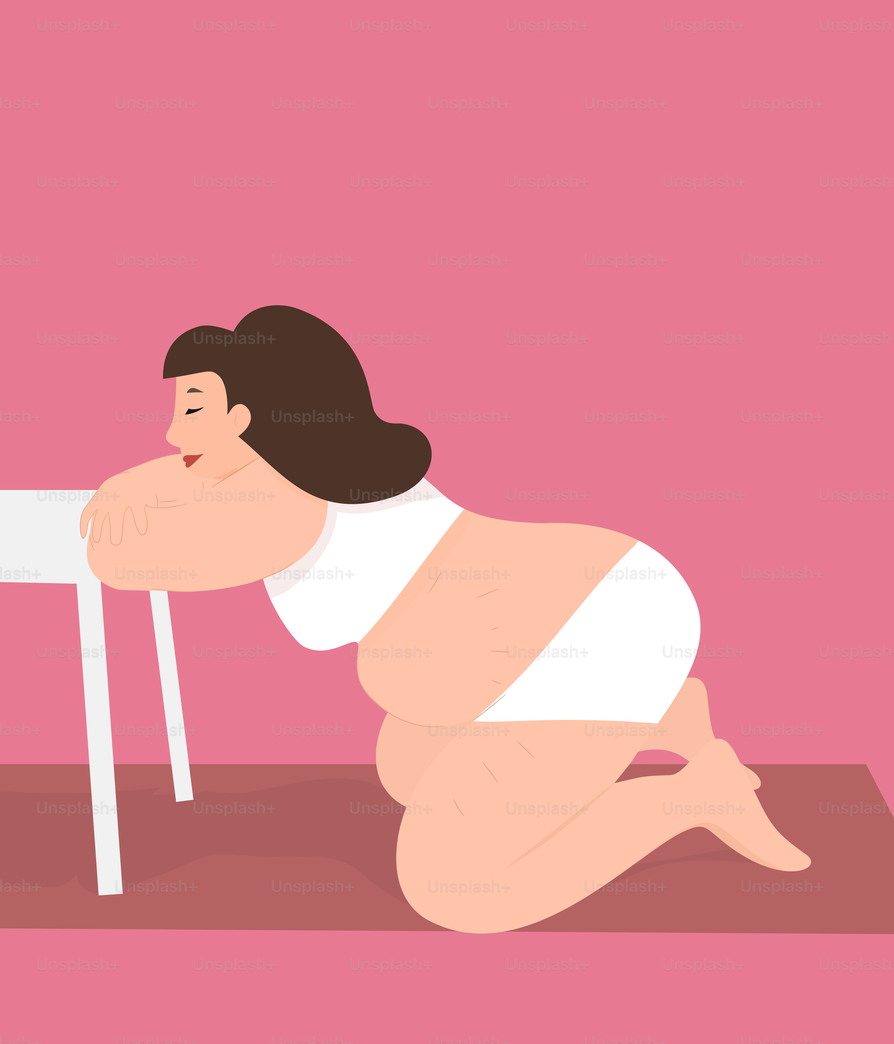 Eine schwangere Frau, die neben einem Tisch auf dem Boden sitzt