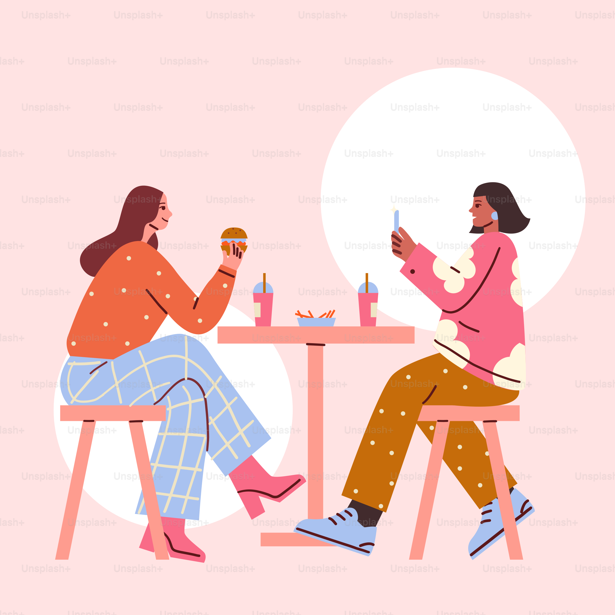 Ein paar Frauen, die an einem Tisch sitzen