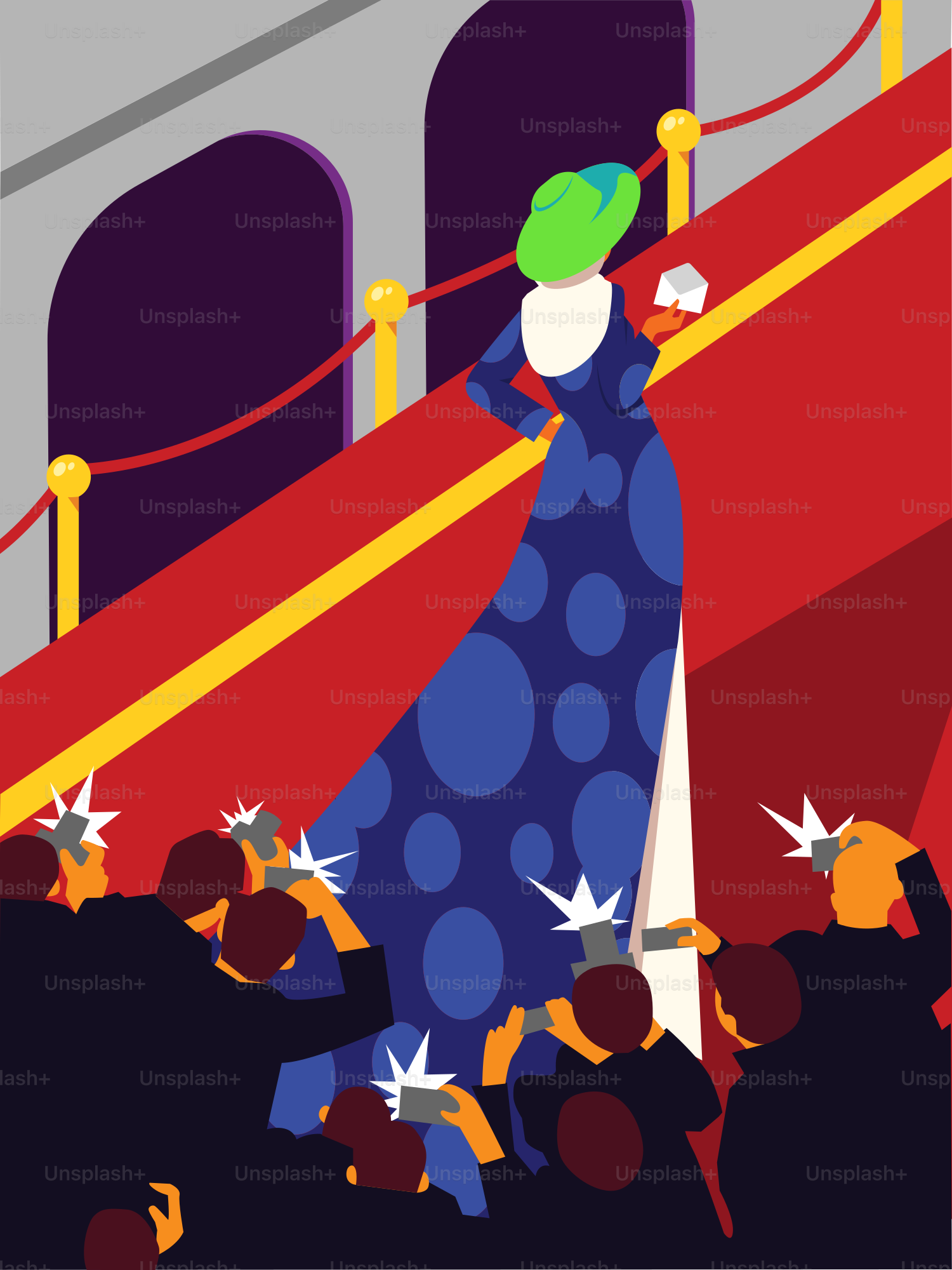 Una mujer con un vestido azul de pie frente a una multitud