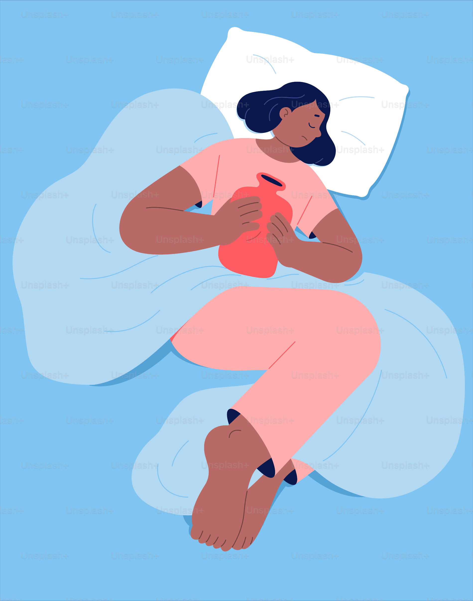 Eine Frau, die mit einem herzförmigen Kissen im Bett liegt