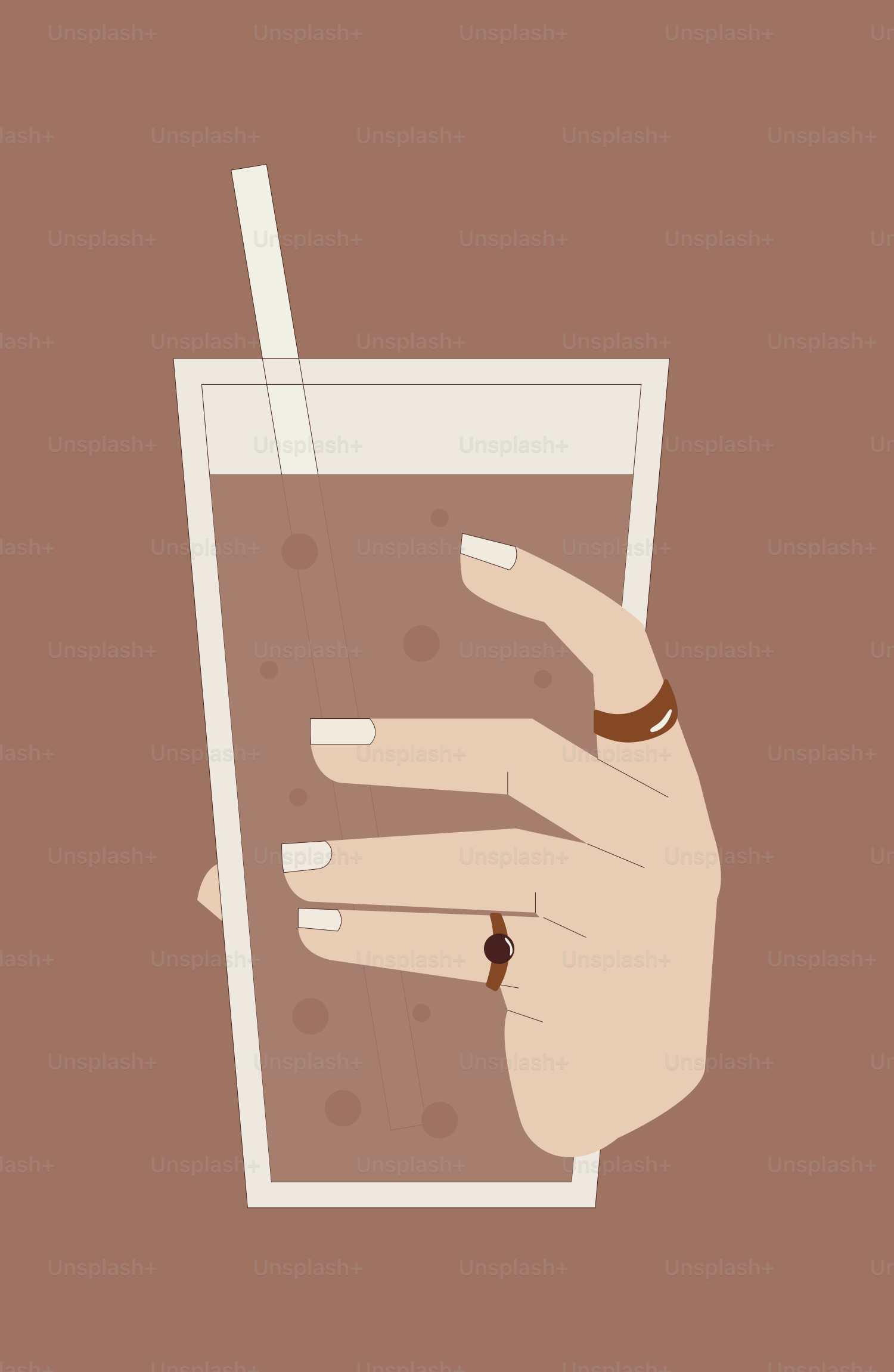 La mano di una donna che tiene un bicchiere di liquido