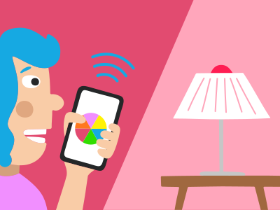 Eine Frau, die ein Smartphone vor eine Lampe hält