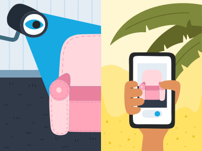 Una persona sosteniendo un smartphone junto a un sofá