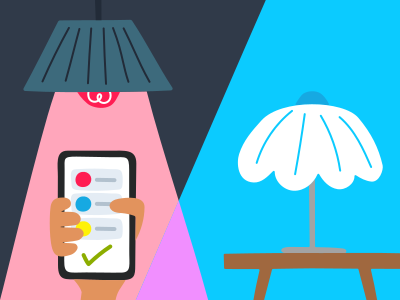 Eine Person, die ein Smartphone vor einer Lampe hält