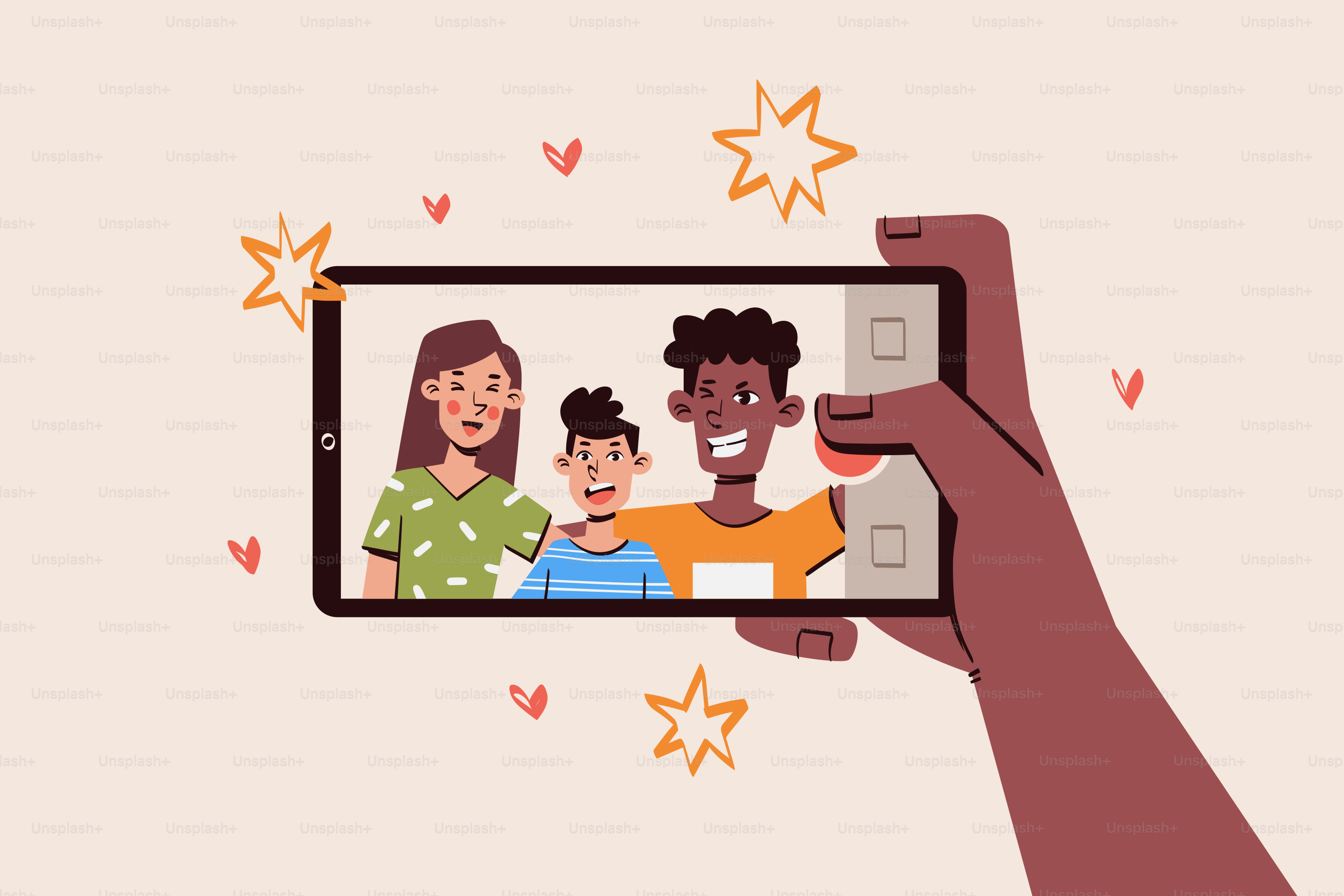 Una mano sujetando un smartphone haciendo una foto de una familia