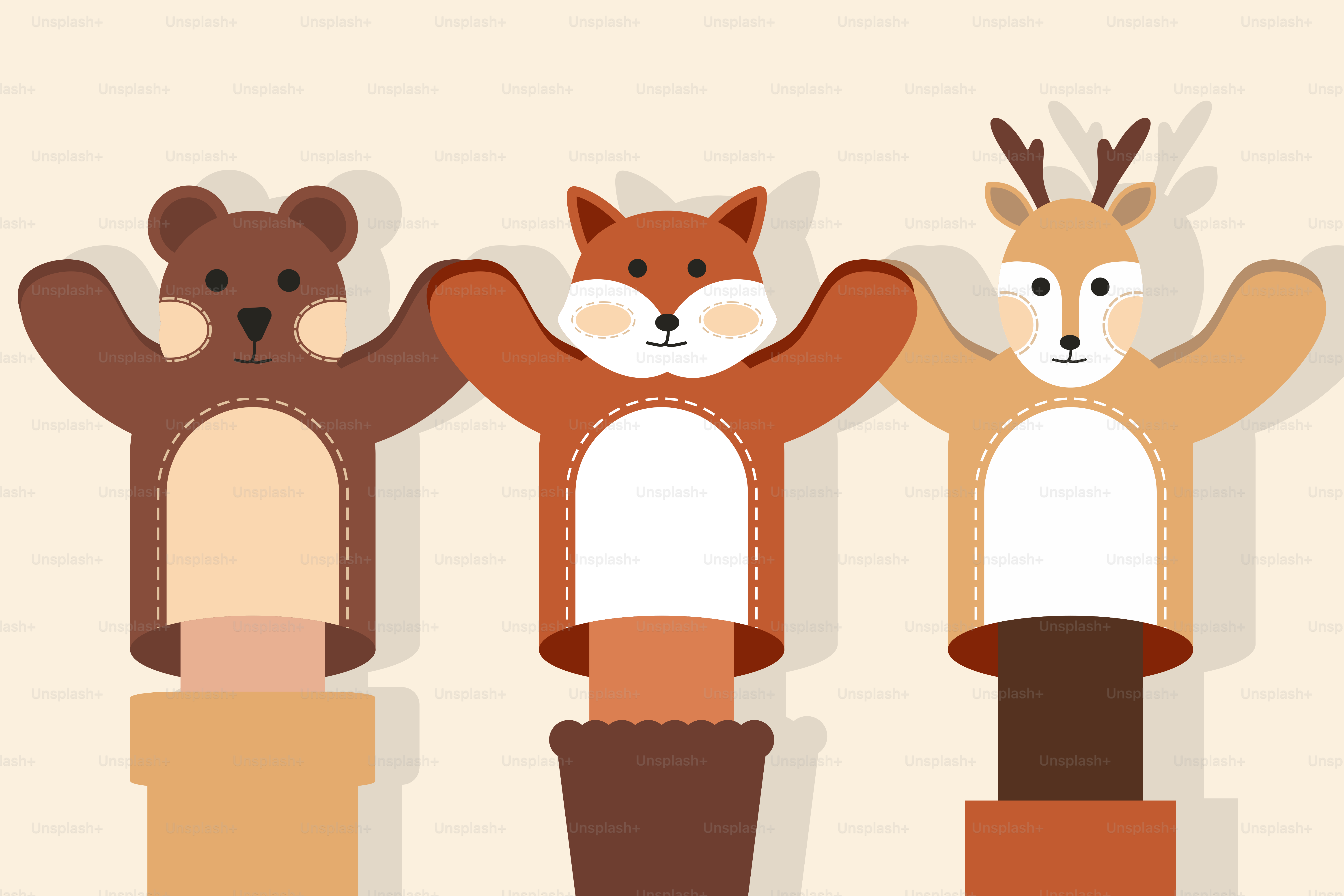 Um grupo de quatro bichos de pelúcia em pé um ao lado do outro