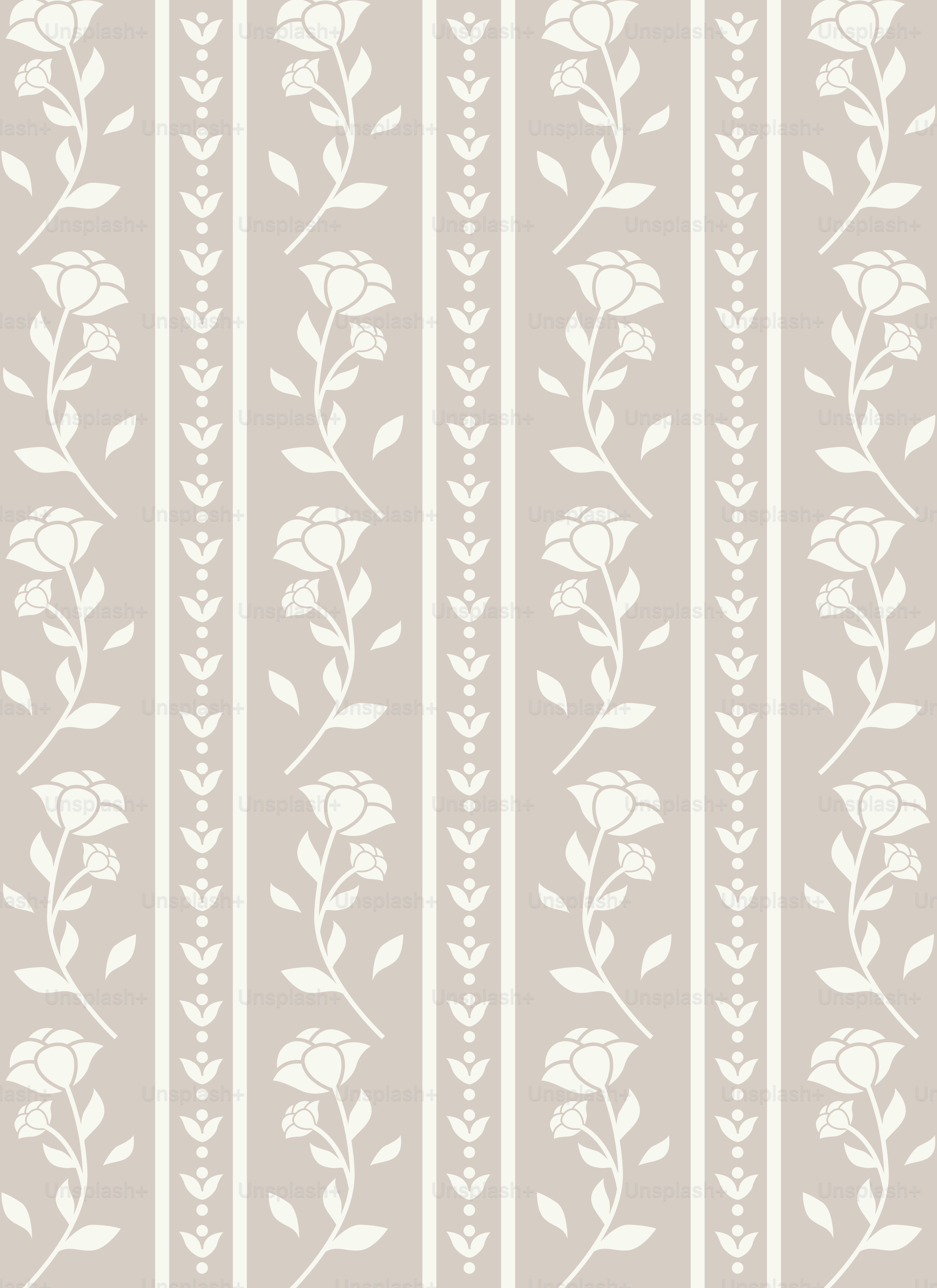 Eine beige-weiß gestreifte Tapete mit weißen Blumen