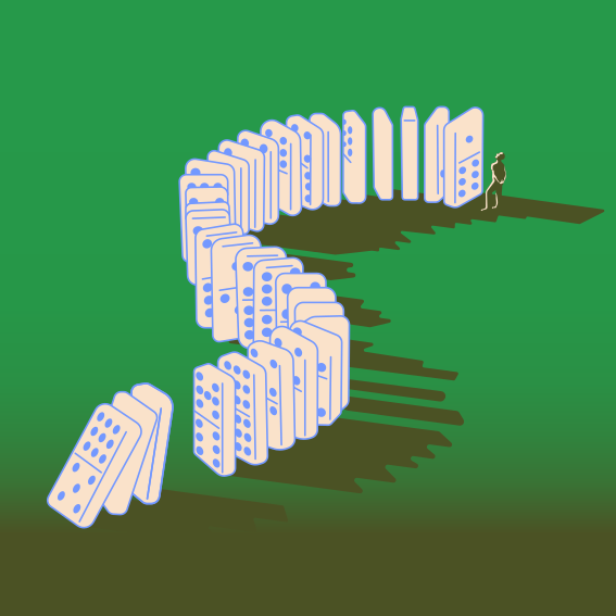 Ein Mann geht von einer großen Gruppe Dominosteine weg