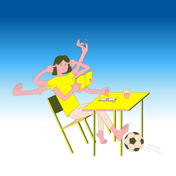 Eine Frau, die an einem Tisch mit einem Fußball sitzt