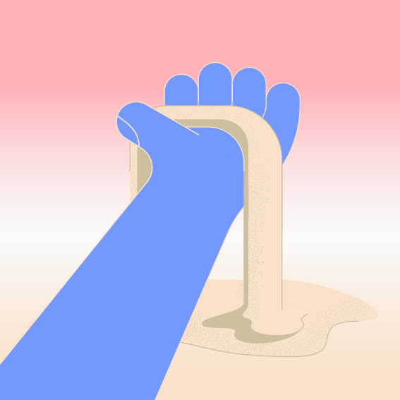 Eine blaue Rutsche, die eine rosa Wand hinunterführt