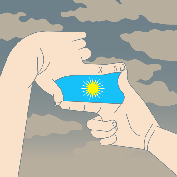 Eine Person, die einen blauen Gegenstand in der Hand hält