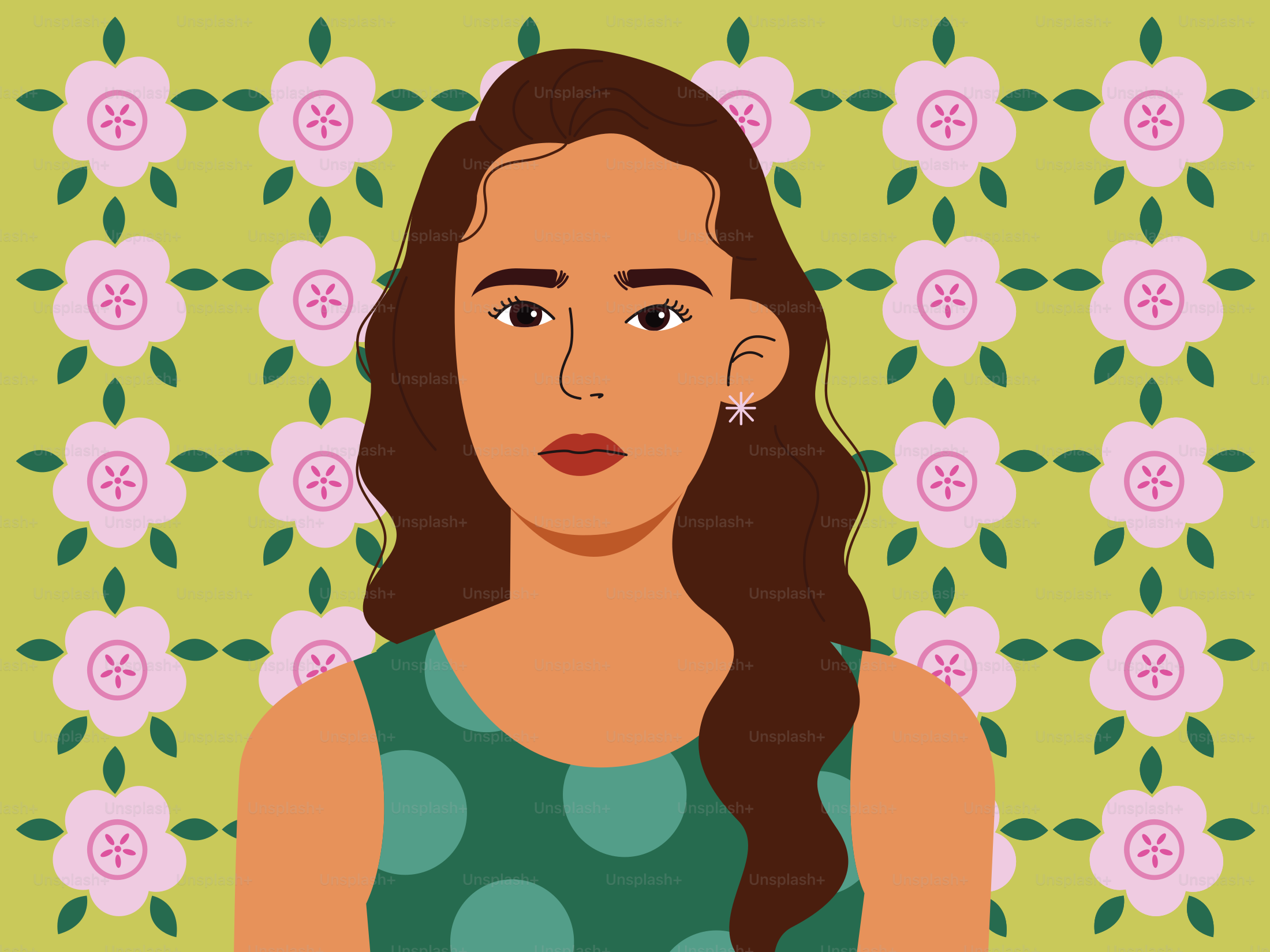 Una mujer posa frente a un patrón floral.