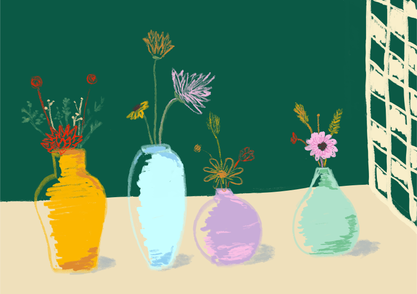 Jarrones con flores de colores están en fila.