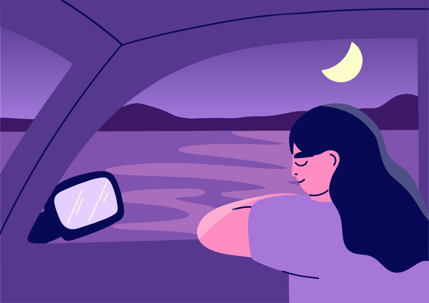 La mujer disfruta de la vista nocturna desde un coche.