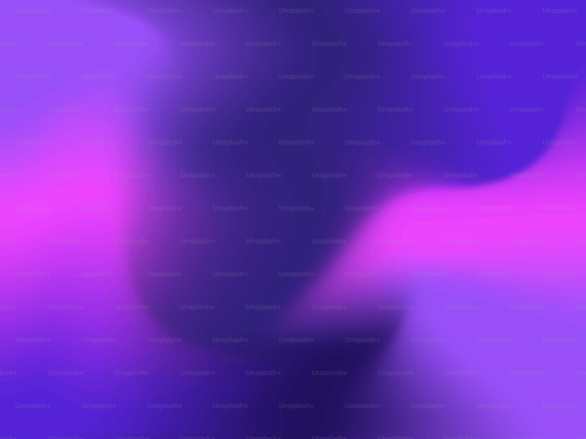 L’arrière-plan abstrait présente des teintes douces de rose et de violet.