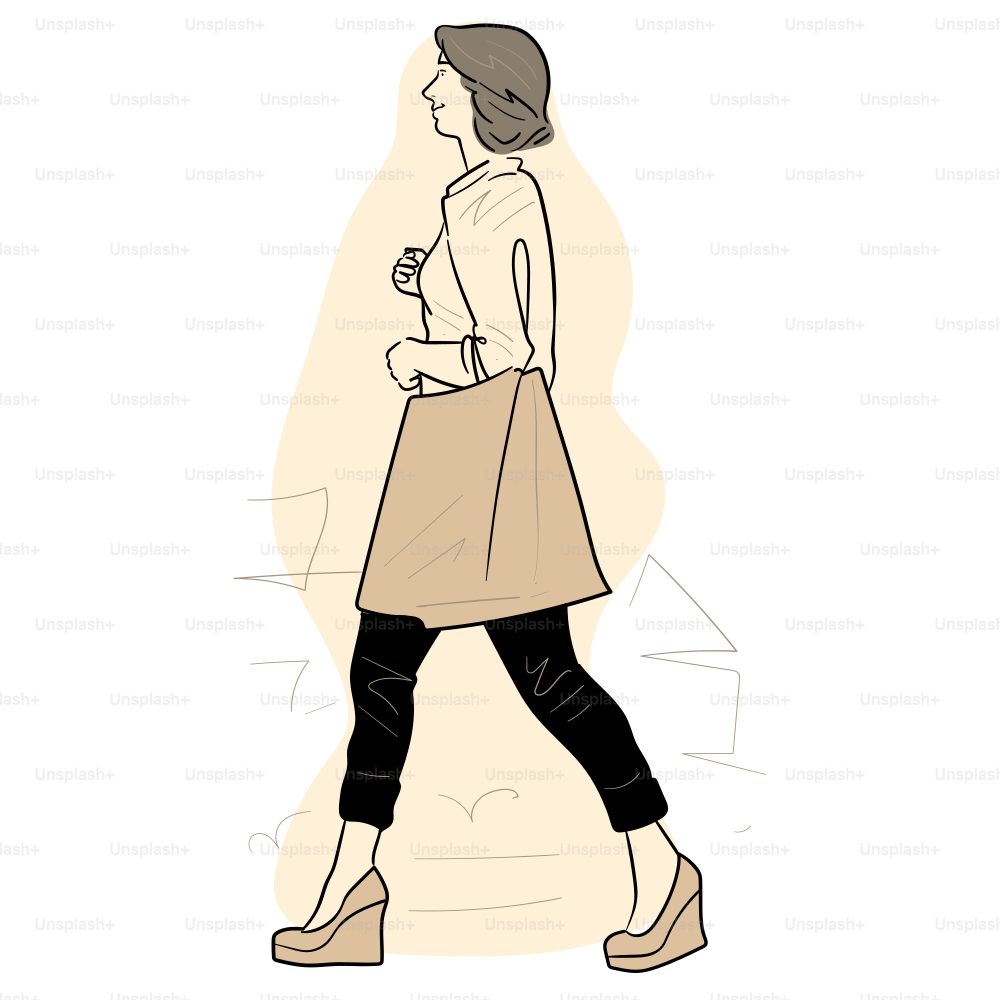 Una mujer camina sosteniendo una bolsa de papel.