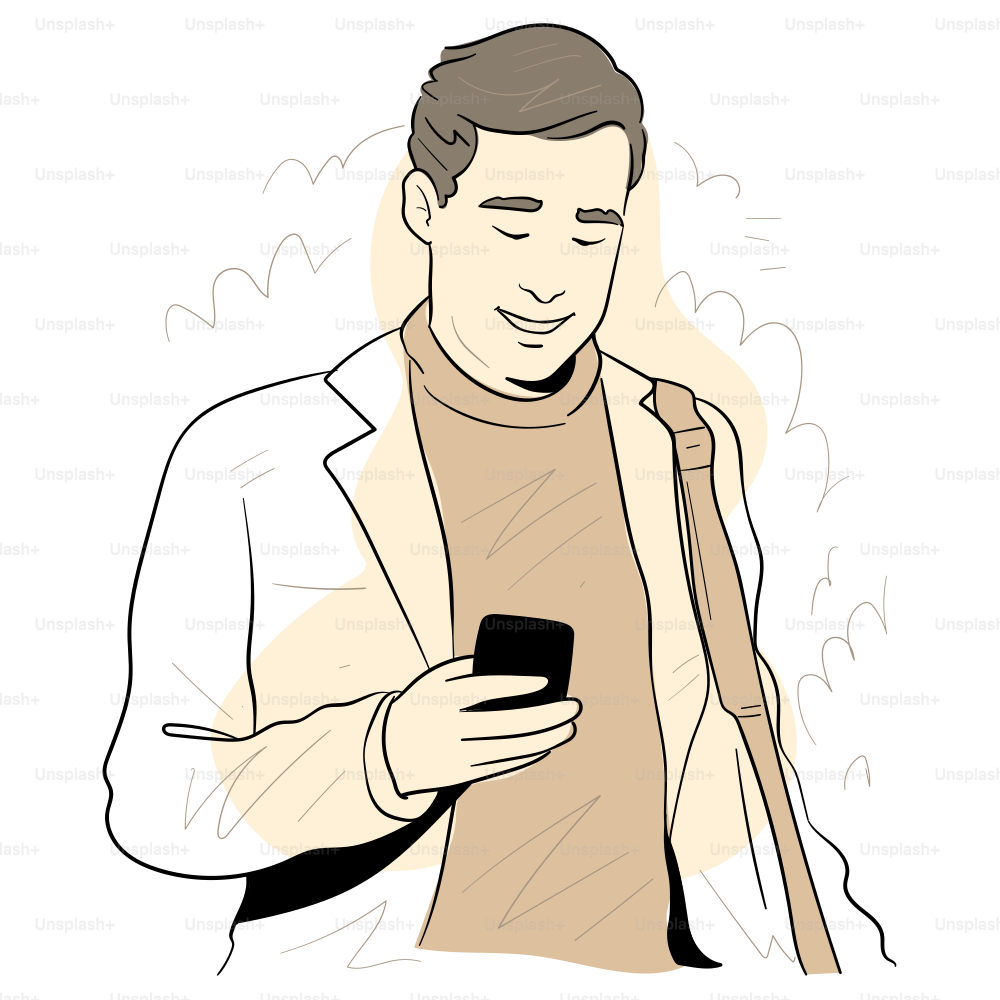 Un hombre sonríe mientras mira su móvil.