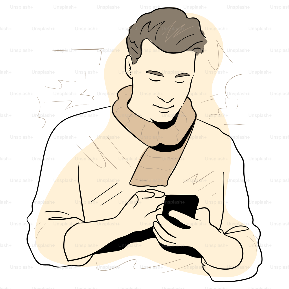 Un hombre sonríe mientras mira su móvil.