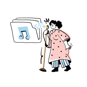 Une femme chante à côté de dossiers de musique.