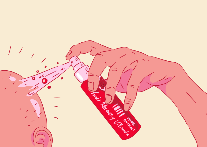 Produk rambut disemprotkan ke kepala seseorang.