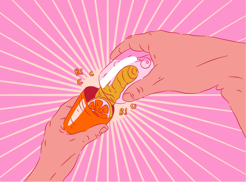 Las manos exprimen el zumo de una naranja.