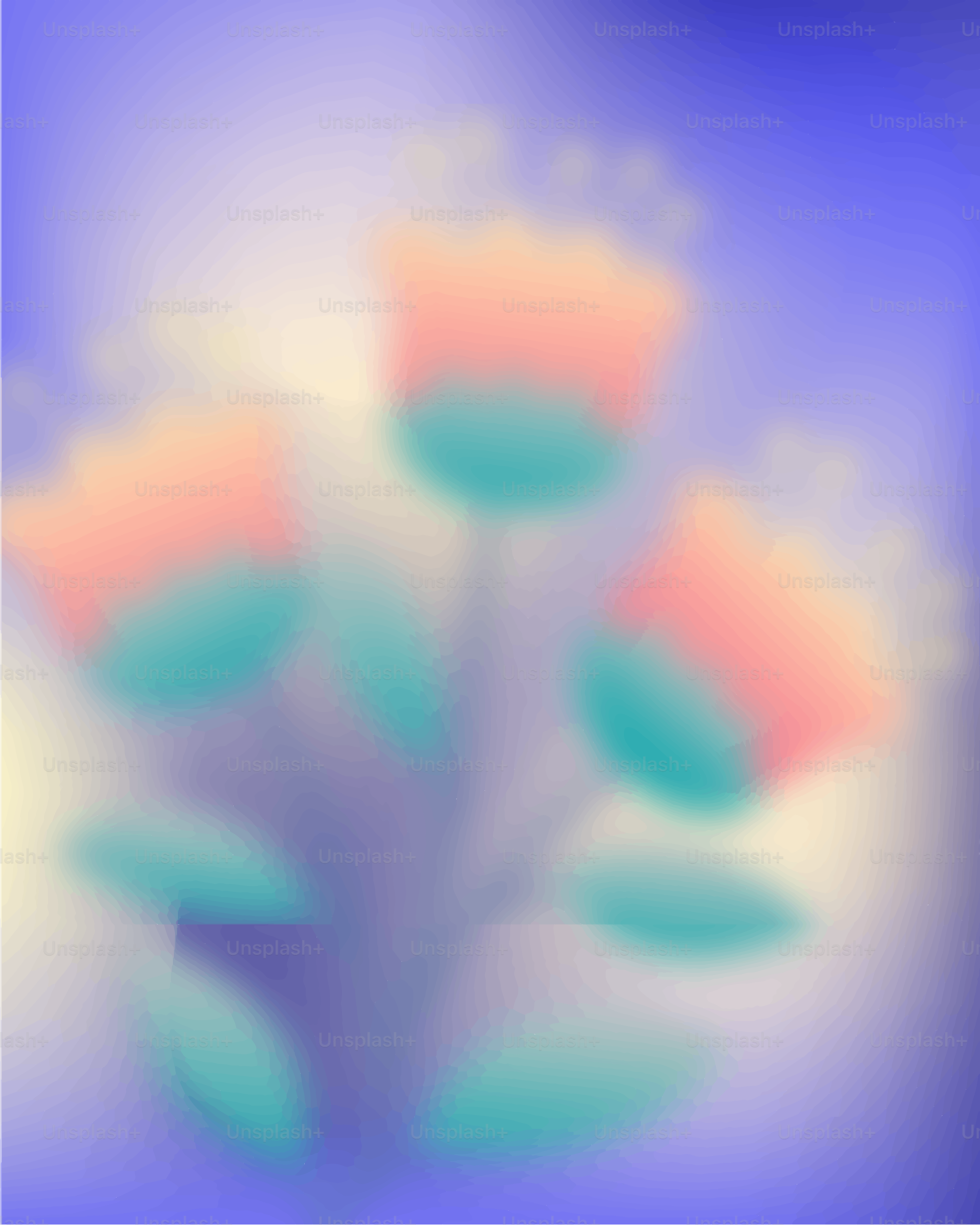 Tres flores en tonos pastel florecen sobre un fondo suave.