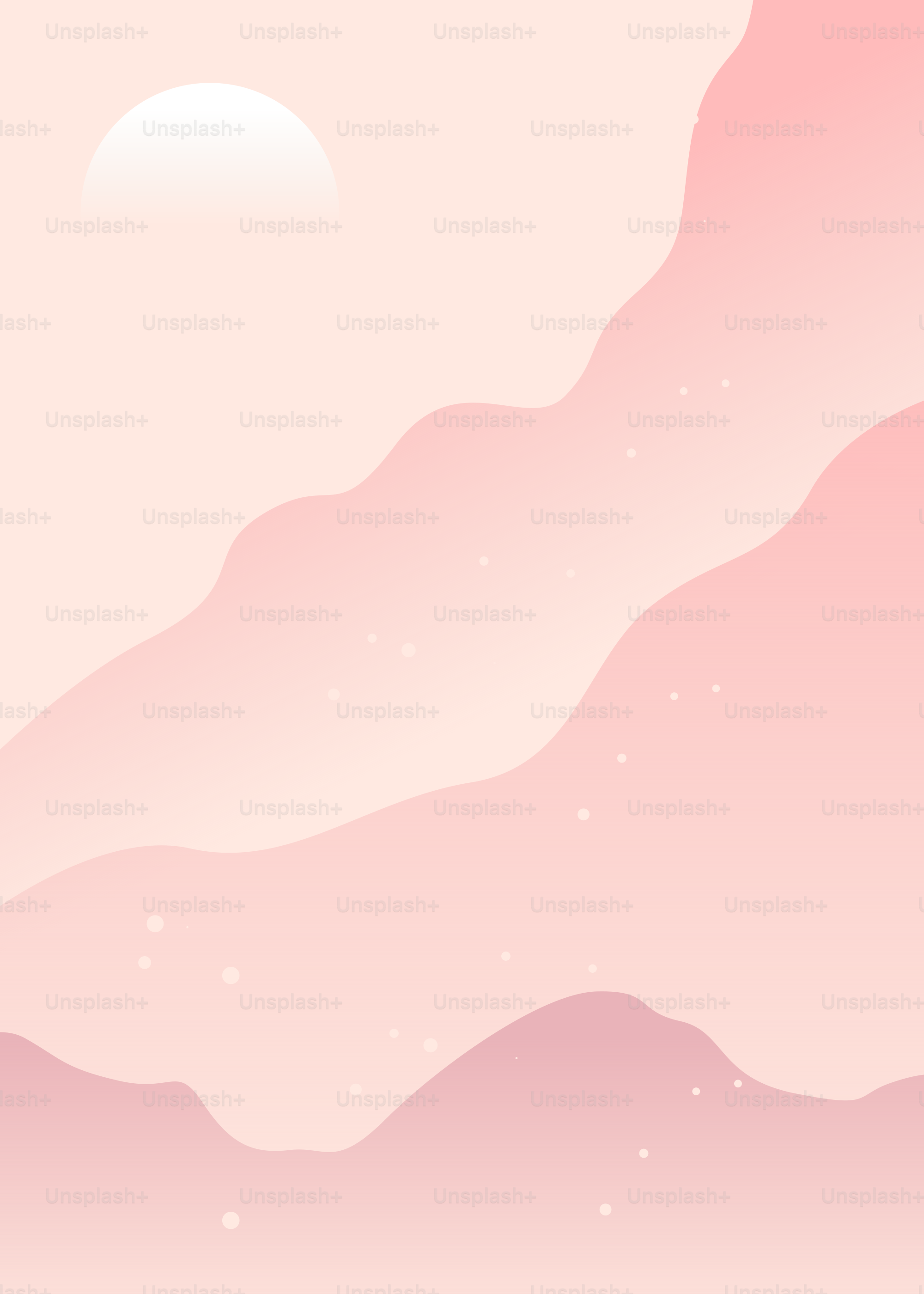 Montañas rosas y un suave sol crean una escena etérea.