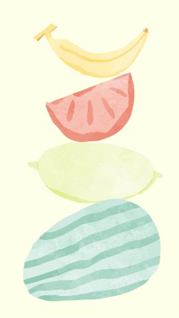 바나나, 수박 조각, 그리고 다른 과일들이 쌓여 있습니다.