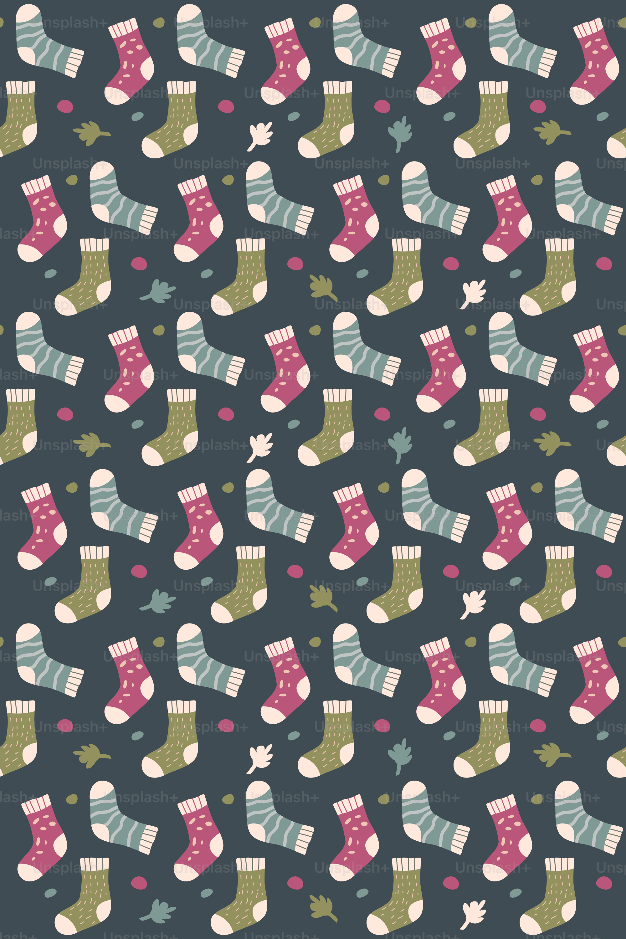 Un motivo di calzini colorati adorna lo sfondo scuro.