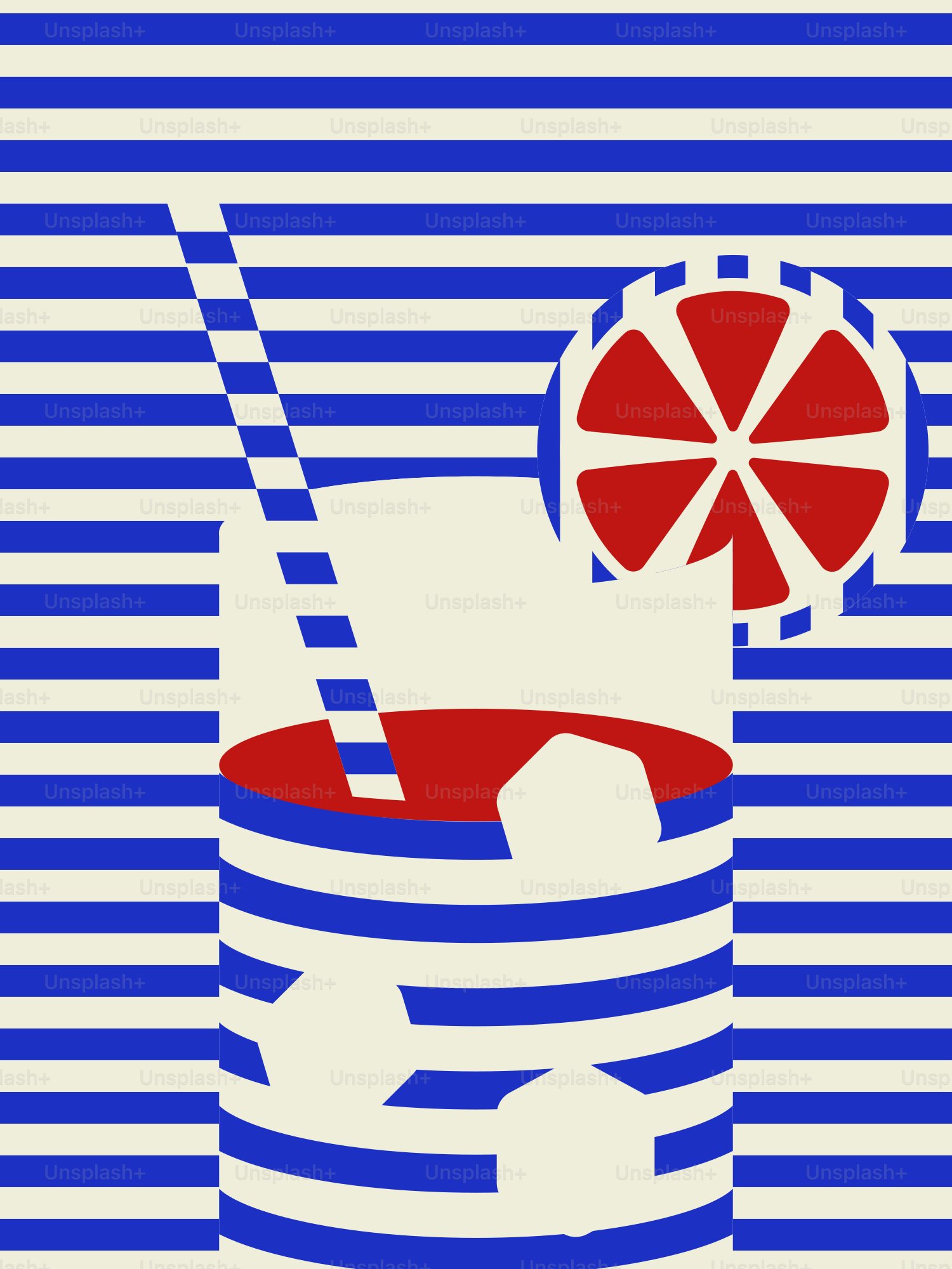 Glas rotes Getränk mit Eis und Zitrusfrüchten