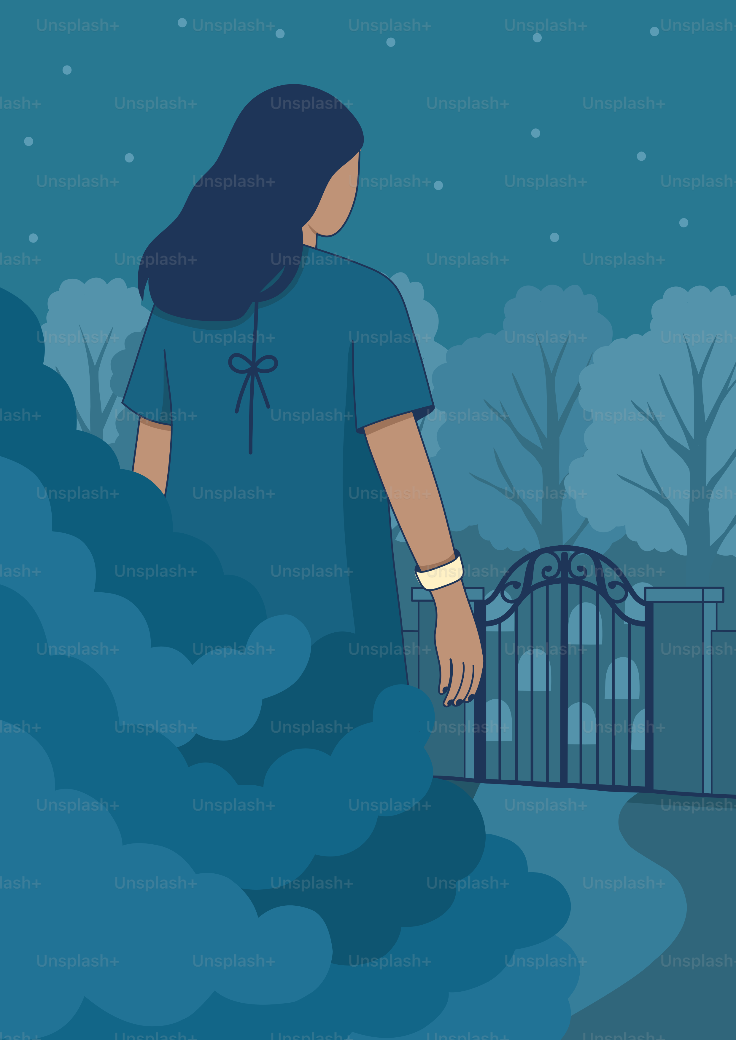 Donna in abito blu si avvicina a un cancello