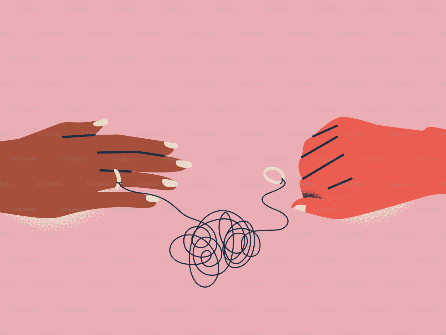 Manos desenredando una cuerda desordenada sobre fondo rosa