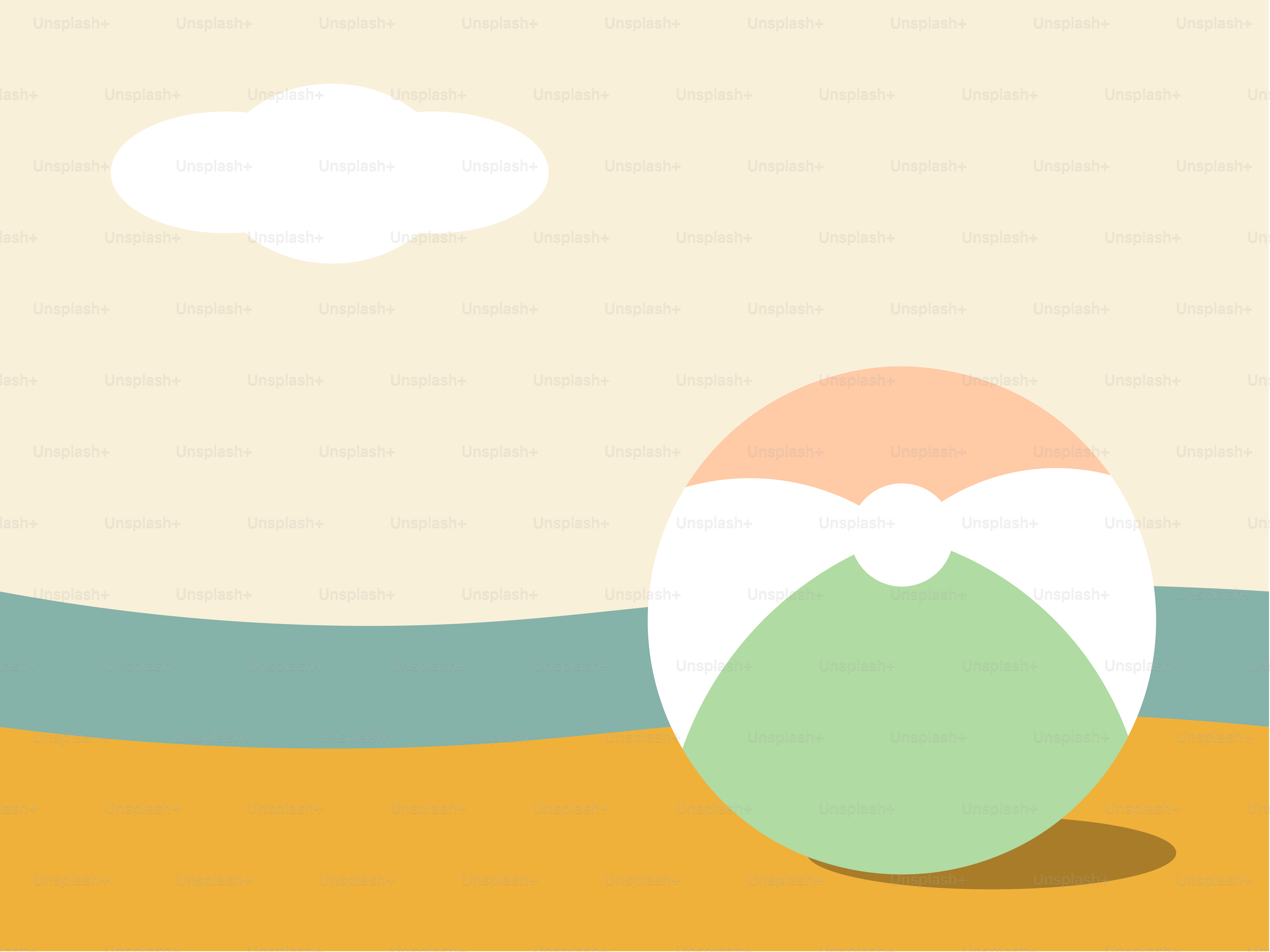 Bola pantai di atas pasir dengan lautan dan langit