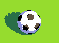 Balón de fútbol pixelado en un campo de cuadrícula verde.