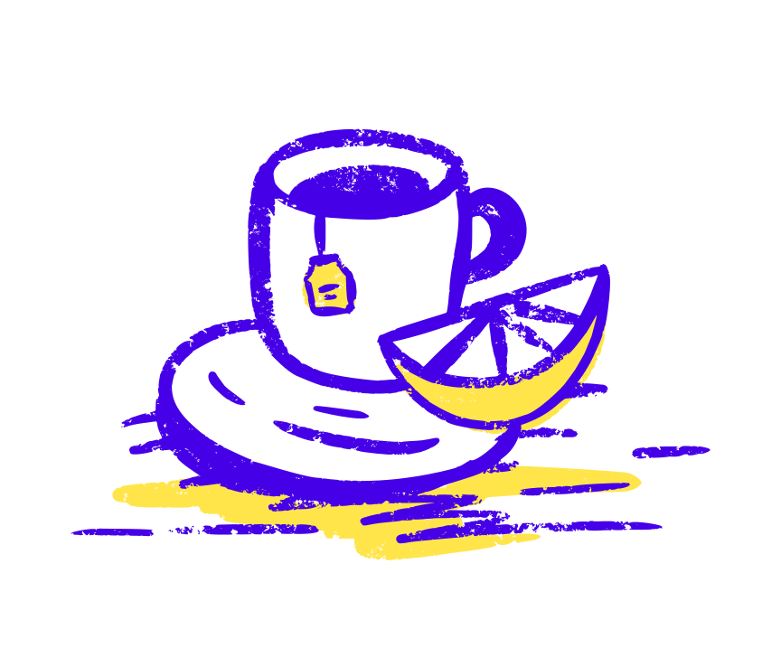 Secangkir teh dengan irisan lemon di atas piring