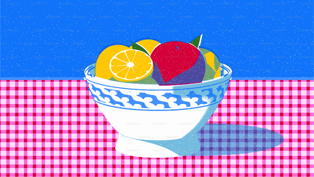 Schale mit bunten Früchten auf karierter Tischdecke