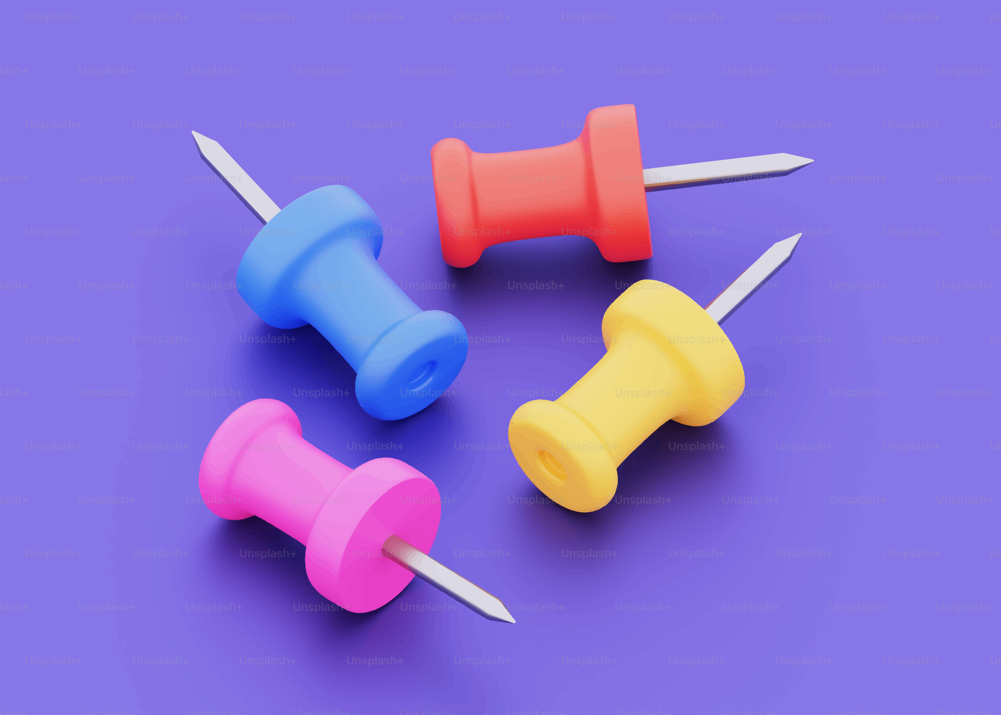 Quatro alfinetes coloridos em um fundo roxo