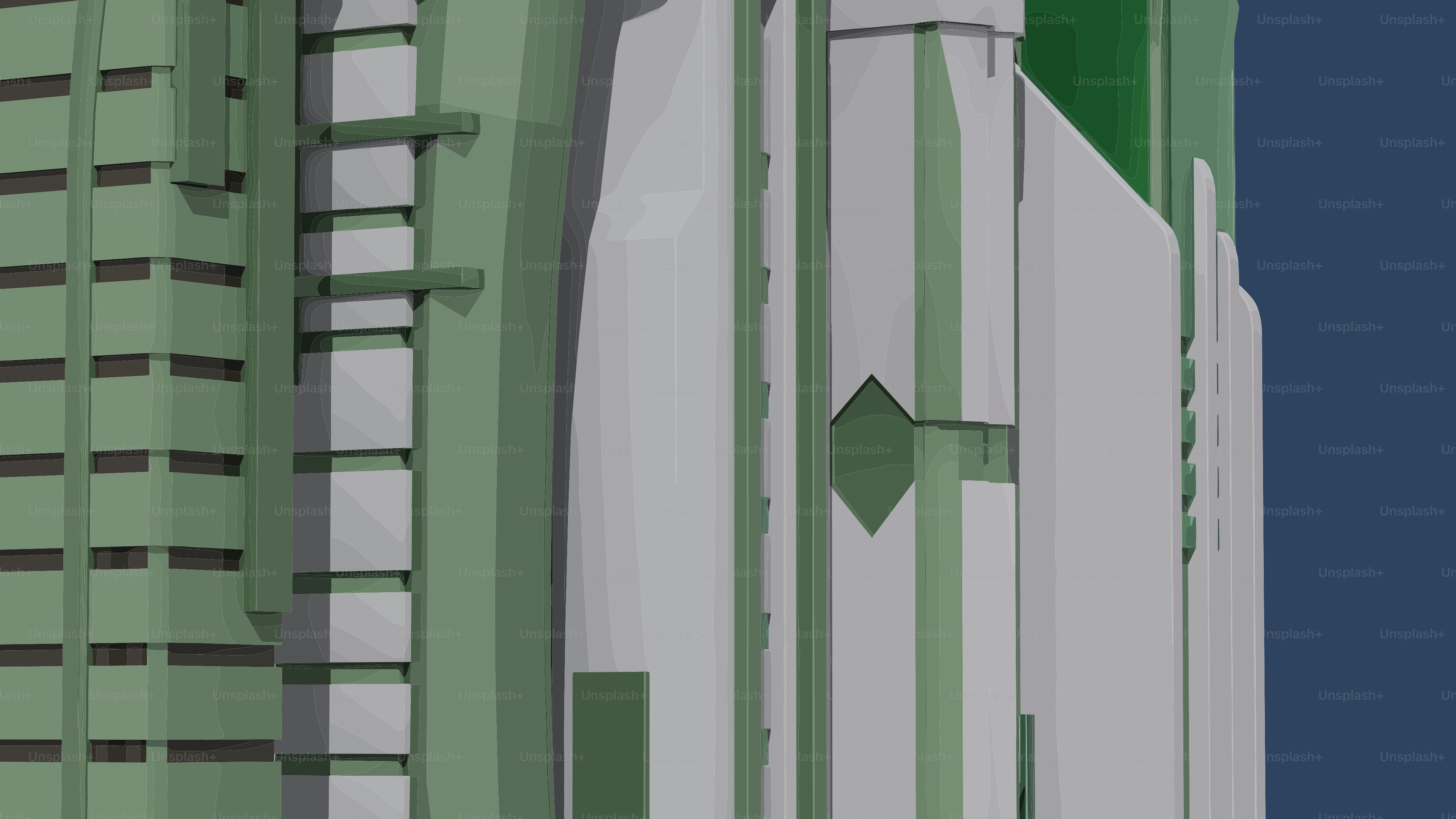 Moderne Wolkenkratzer mit grünen Akzenten vor blauem Himmel