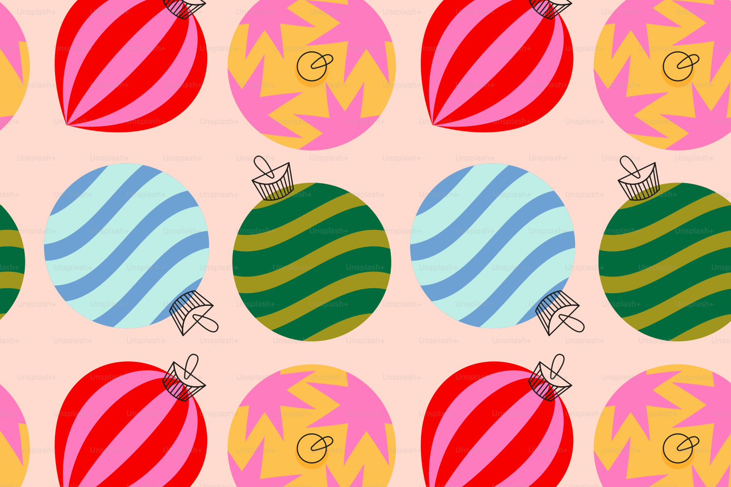 Adornos navideños coloridos con estampados sobre un fondo rosa claro.